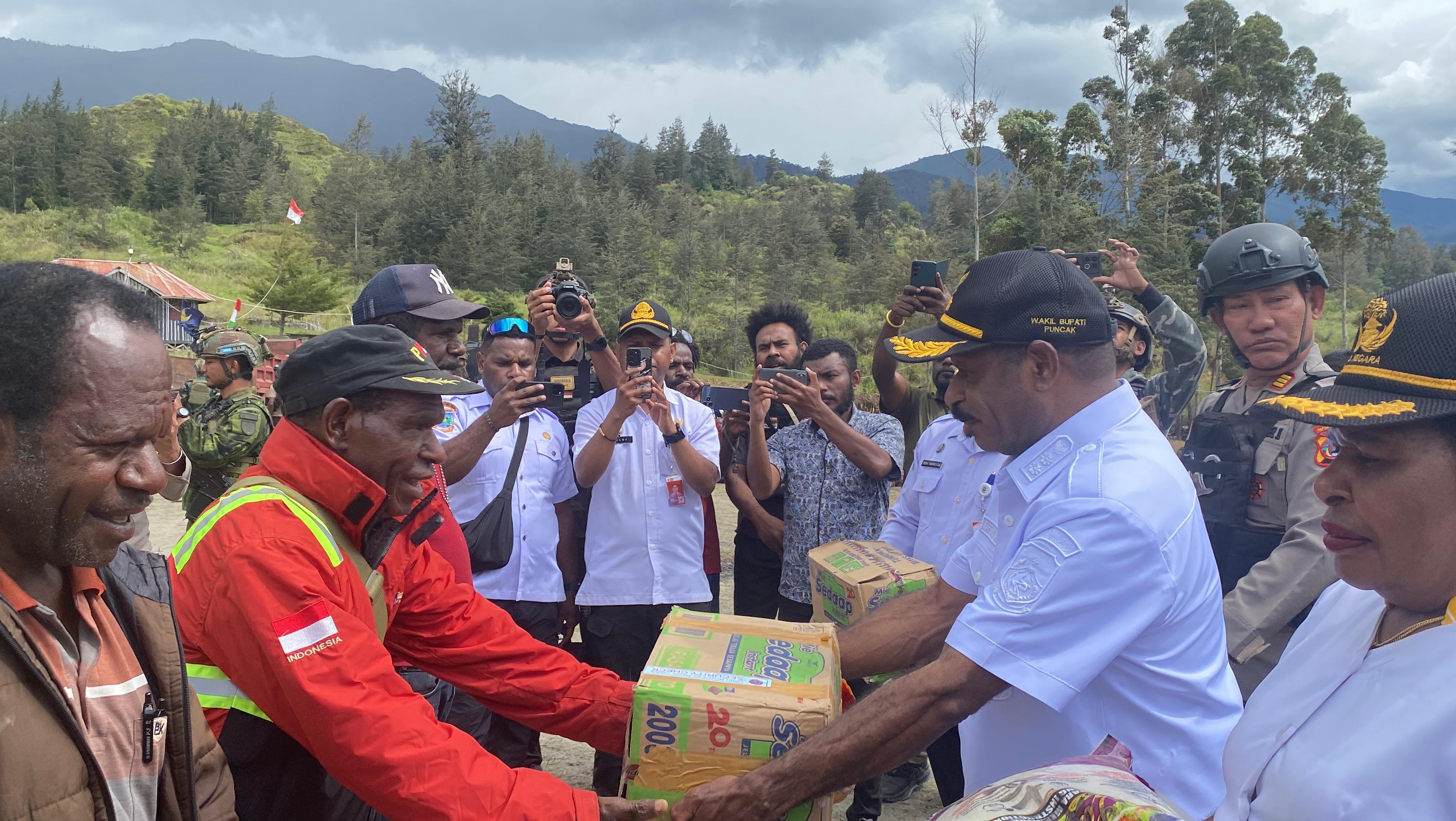 Pemkab Puncak Salurkan Bantuan Kepada Pengungsi di Distrik Gome dan Ilaga
